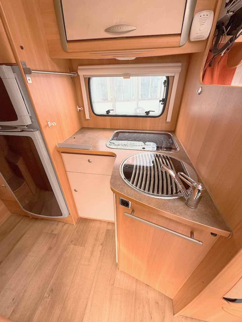 Camping-car profilé occasion, lit sur soute, 7 m, Chausson Flash 18, à Roques proche de Toulouse (31)