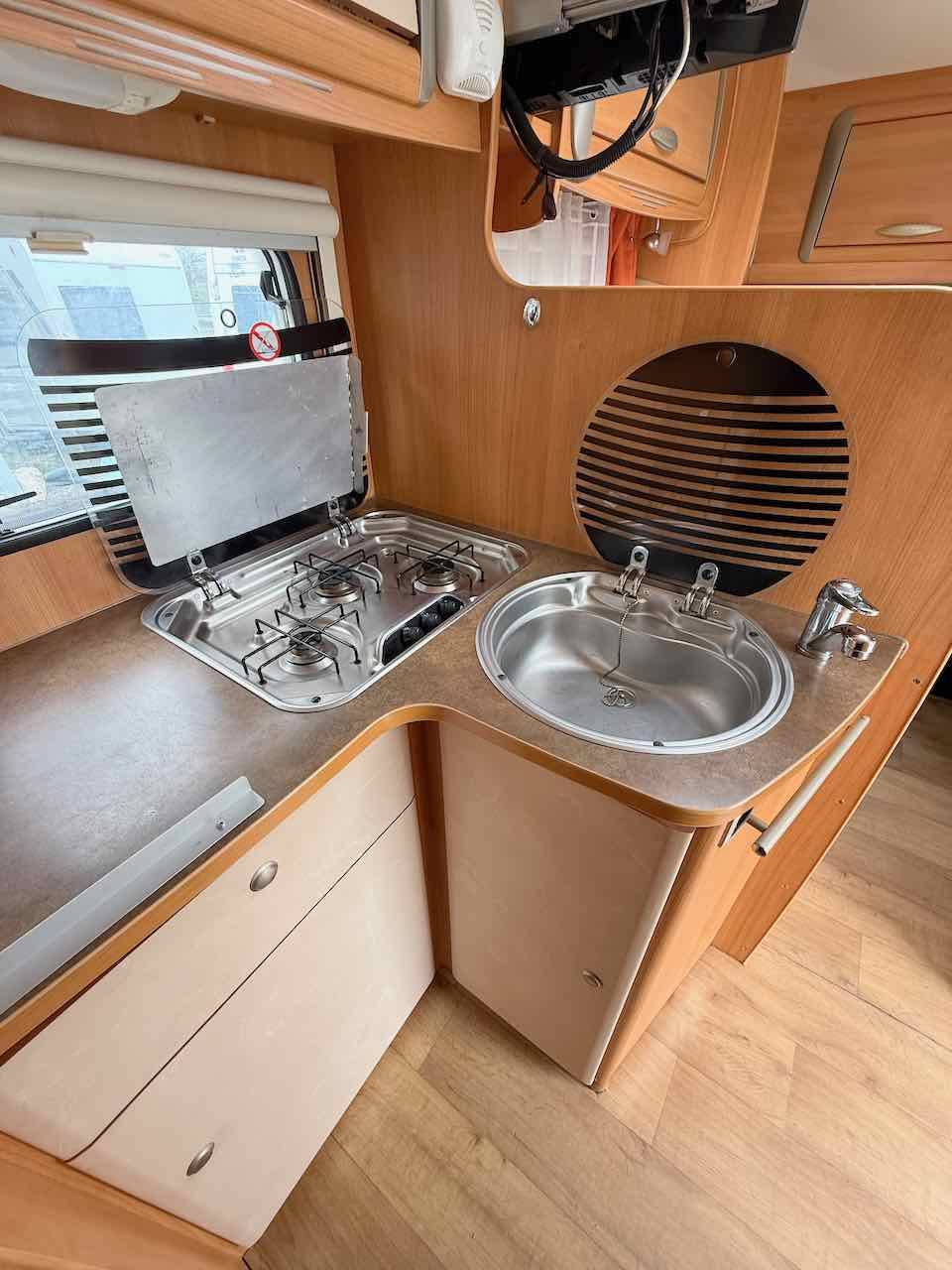 Achat Camping-car profilé occasion, lit sur soute, 7 m, Chausson Flash 18, à Roques proche de Toulouse (31)