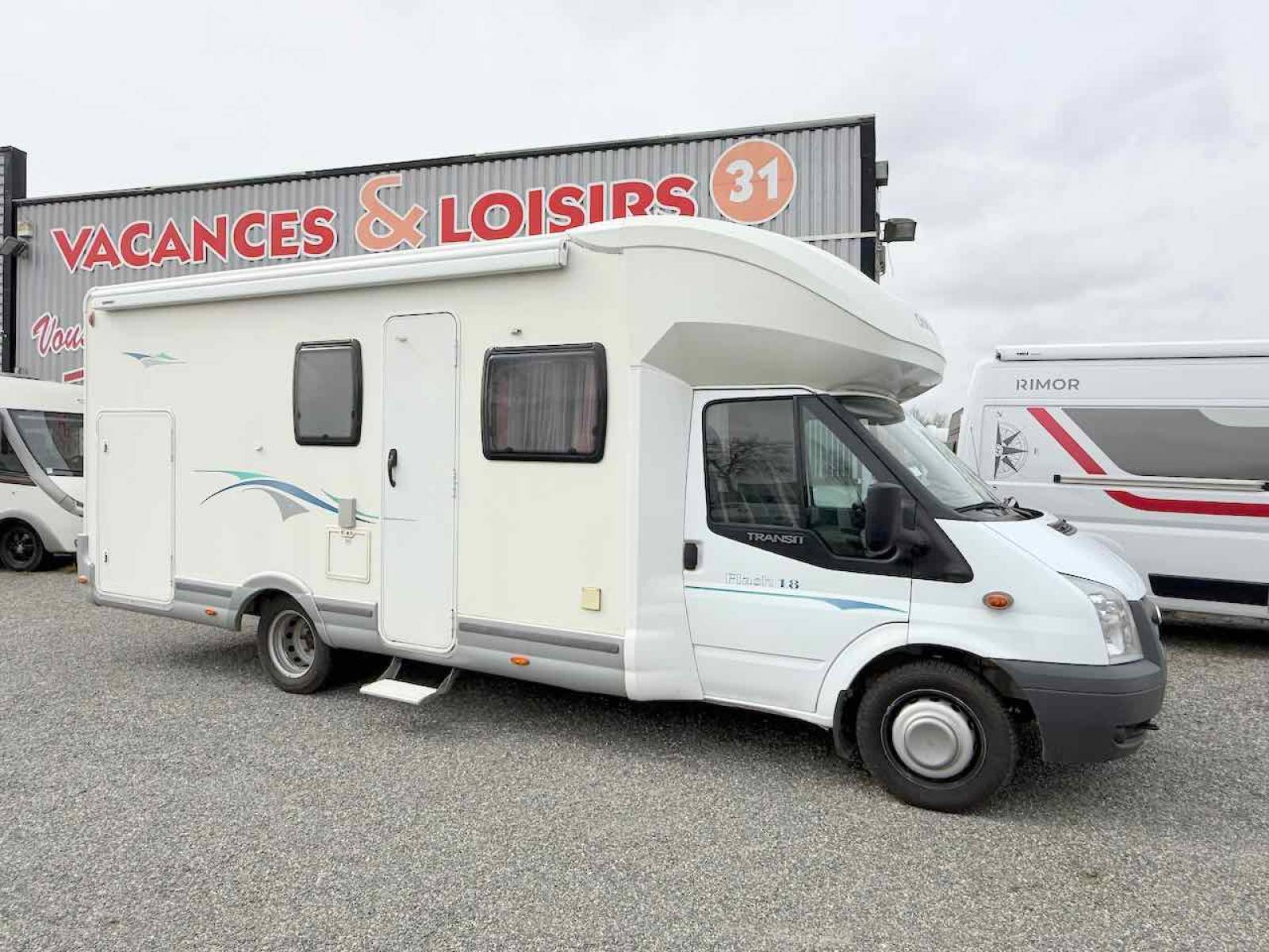 Camping-car profilé occasion, lit sur soute, 7 m, Chausson Flash 18, à Roques proche de Toulouse (31)