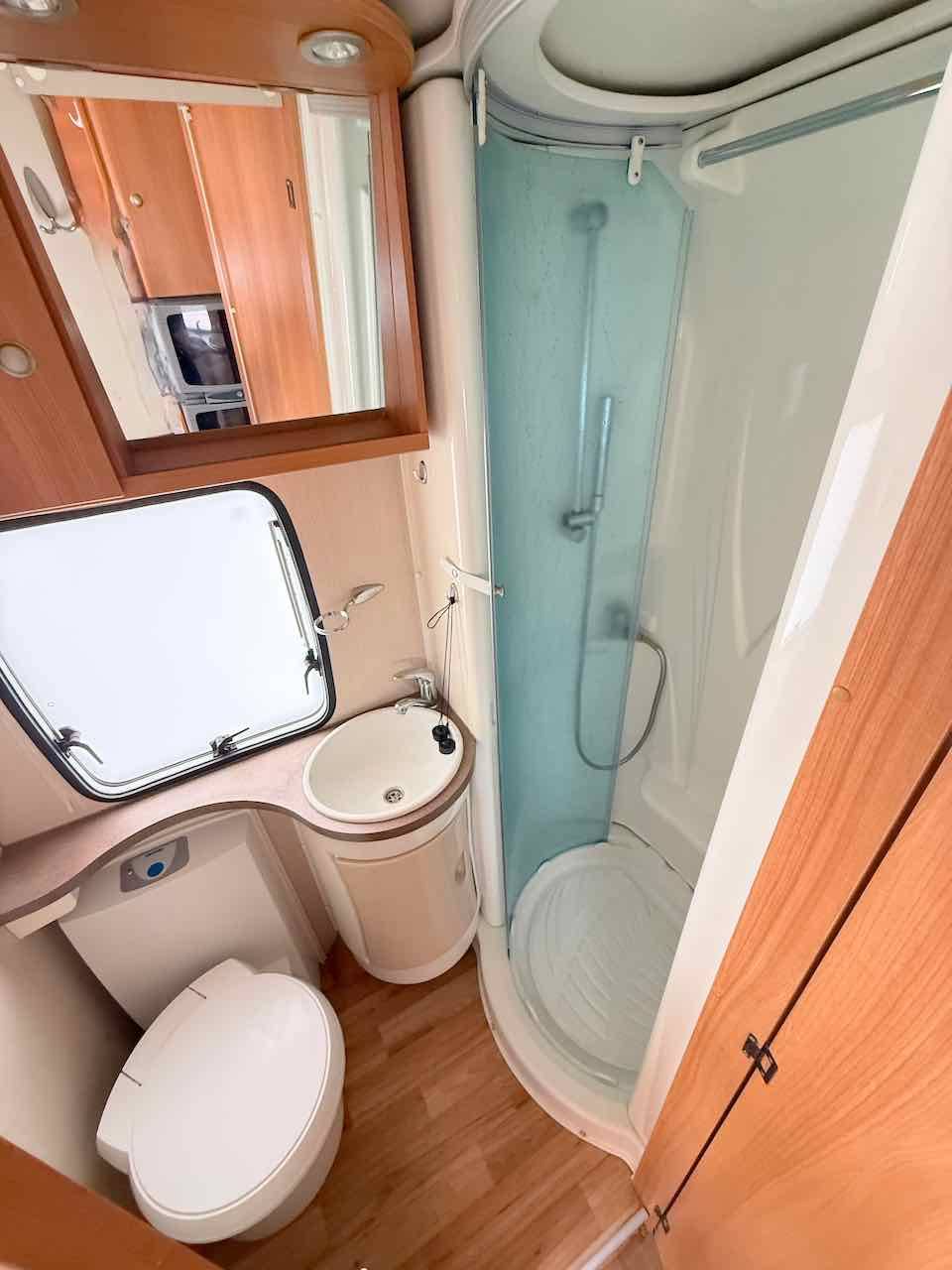 Achat Camping-car profilé occasion, lit sur soute, 7 m, Chausson Flash 18, à Roques proche de Toulouse (31)