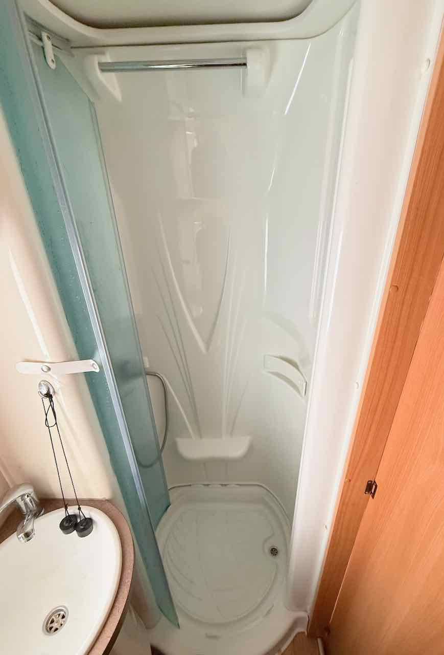 Vend Camping-car profilé occasion, lit sur soute, 7 m, Chausson Flash 18, à Roques proche de Toulouse (31)