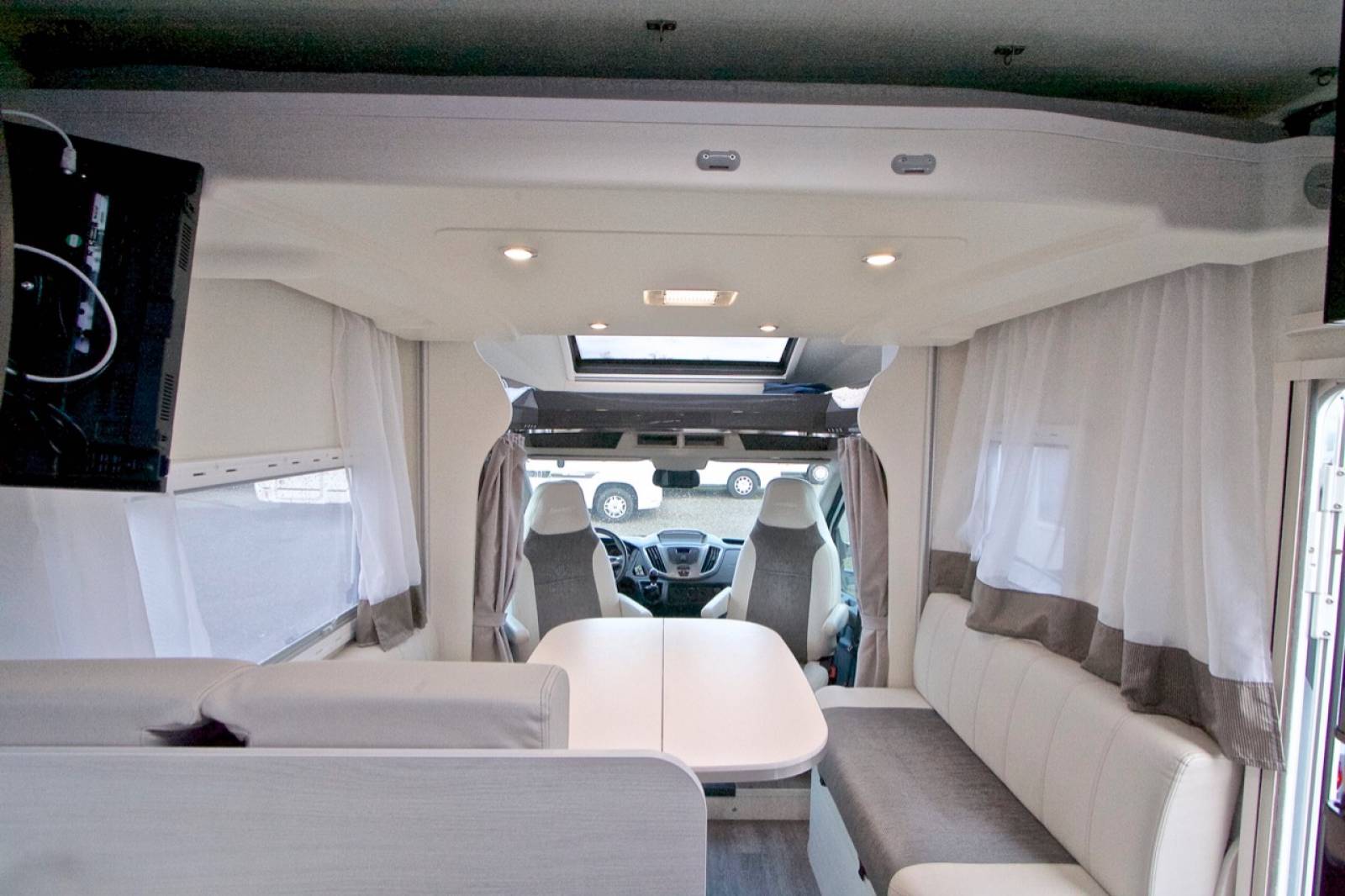 Camping-car Profilé Occasion Maxi-salon, lit de pavillon, Chausson Korus 610, à Toulouse-Roques (31)