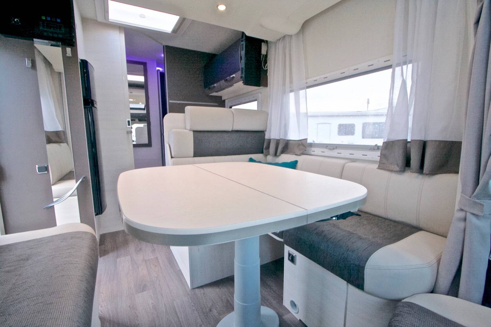 Achat Camping-car Profilé Occasion Maxi-salon, lit de pavillon, Chausson Korus 610, à Toulouse-Roques (31)