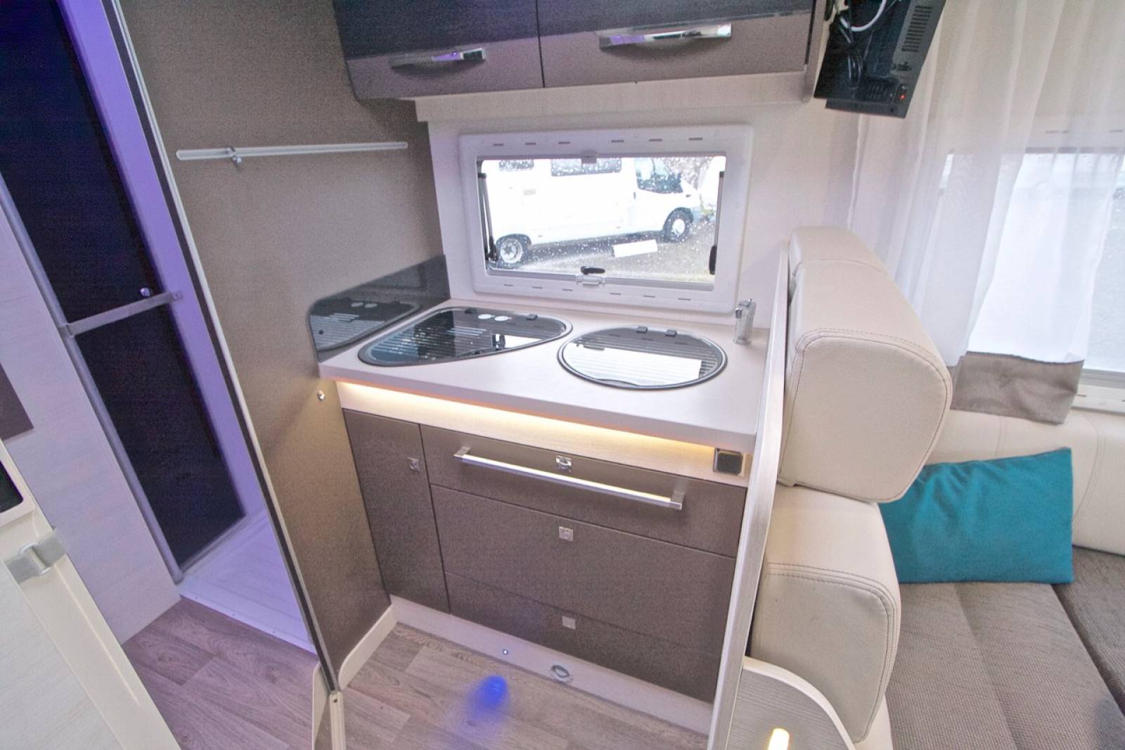 Camping-car Profilé Occasion Maxi-salon, lit de pavillon, Chausson Korus 610, à Toulouse-Roques (31)