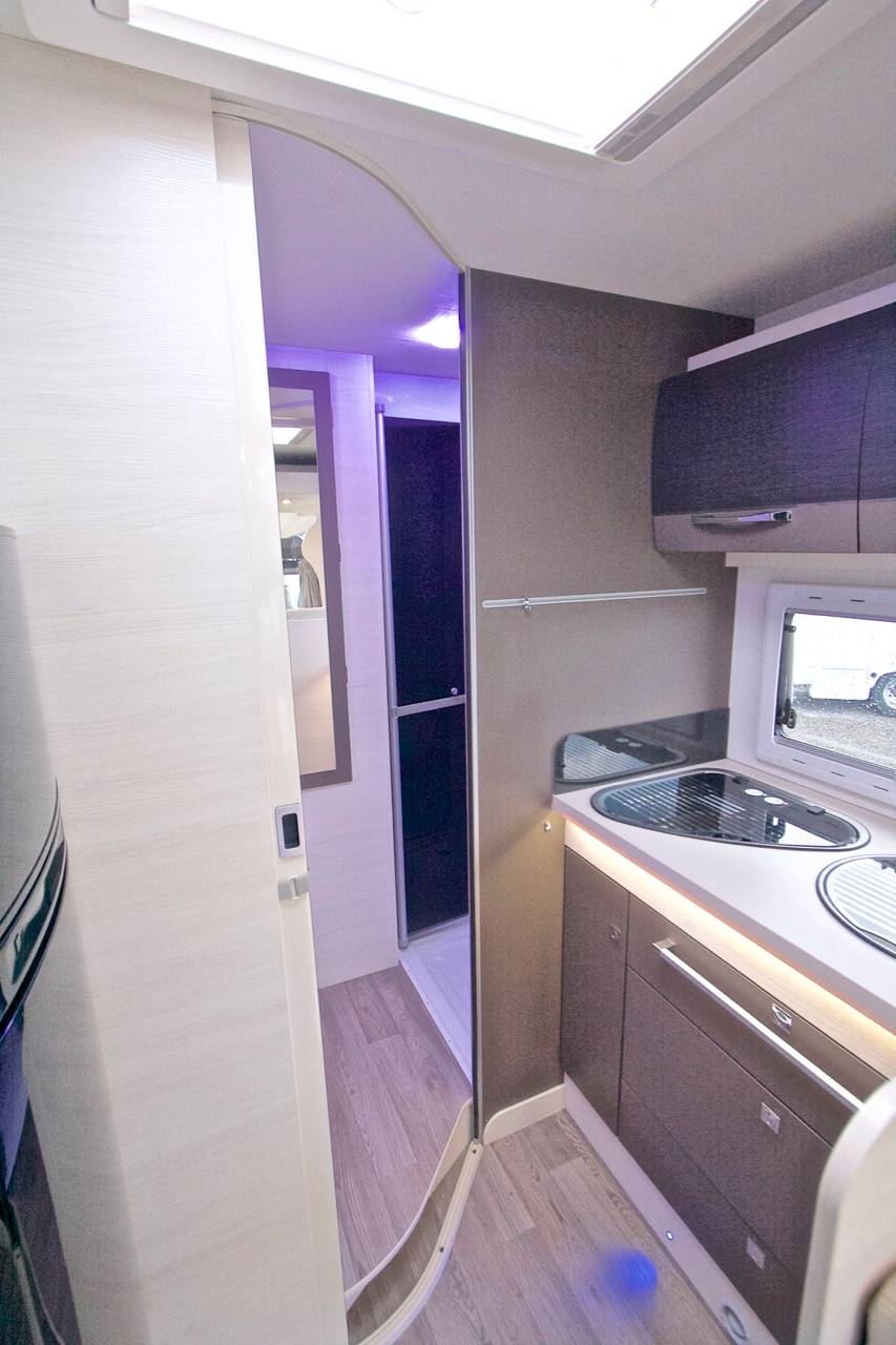 Achat Camping-car Profilé Occasion Maxi-salon, lit de pavillon, Chausson Korus 610, à Toulouse-Roques (31)