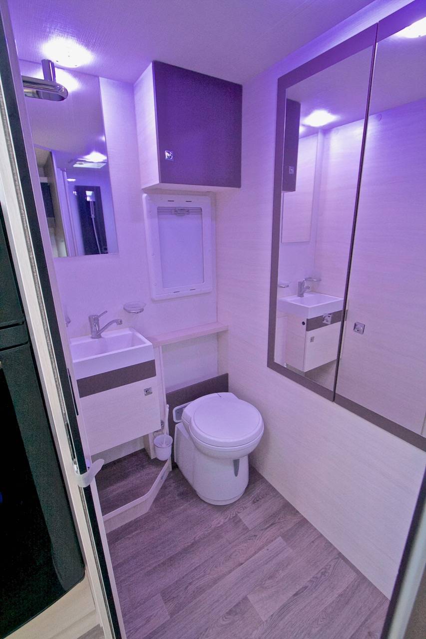 Camping-car Profilé Occasion Maxi-salon, lit de pavillon, Chausson Korus 610, à Toulouse-Roques (31)