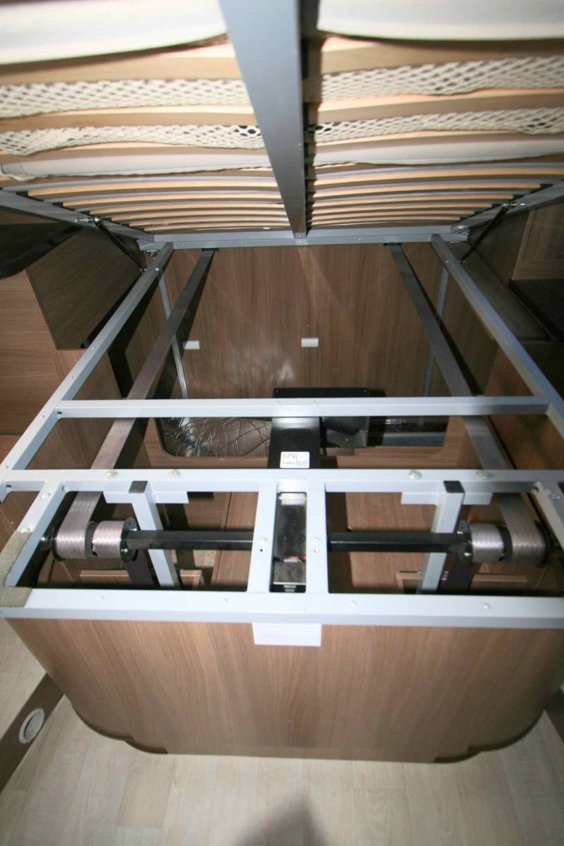 Camping-car profilé occasion, lit central et lit de pavillon, 4 places, Chausson WELCOME 718 EB à roques proche de Toulouse (31)