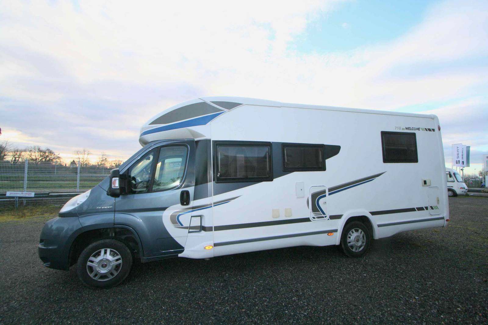 Camping-car profilé occasion, lit central et lit de pavillon, 4 places, Chausson WELCOME 718 EB à roques proche de Toulouse (31)