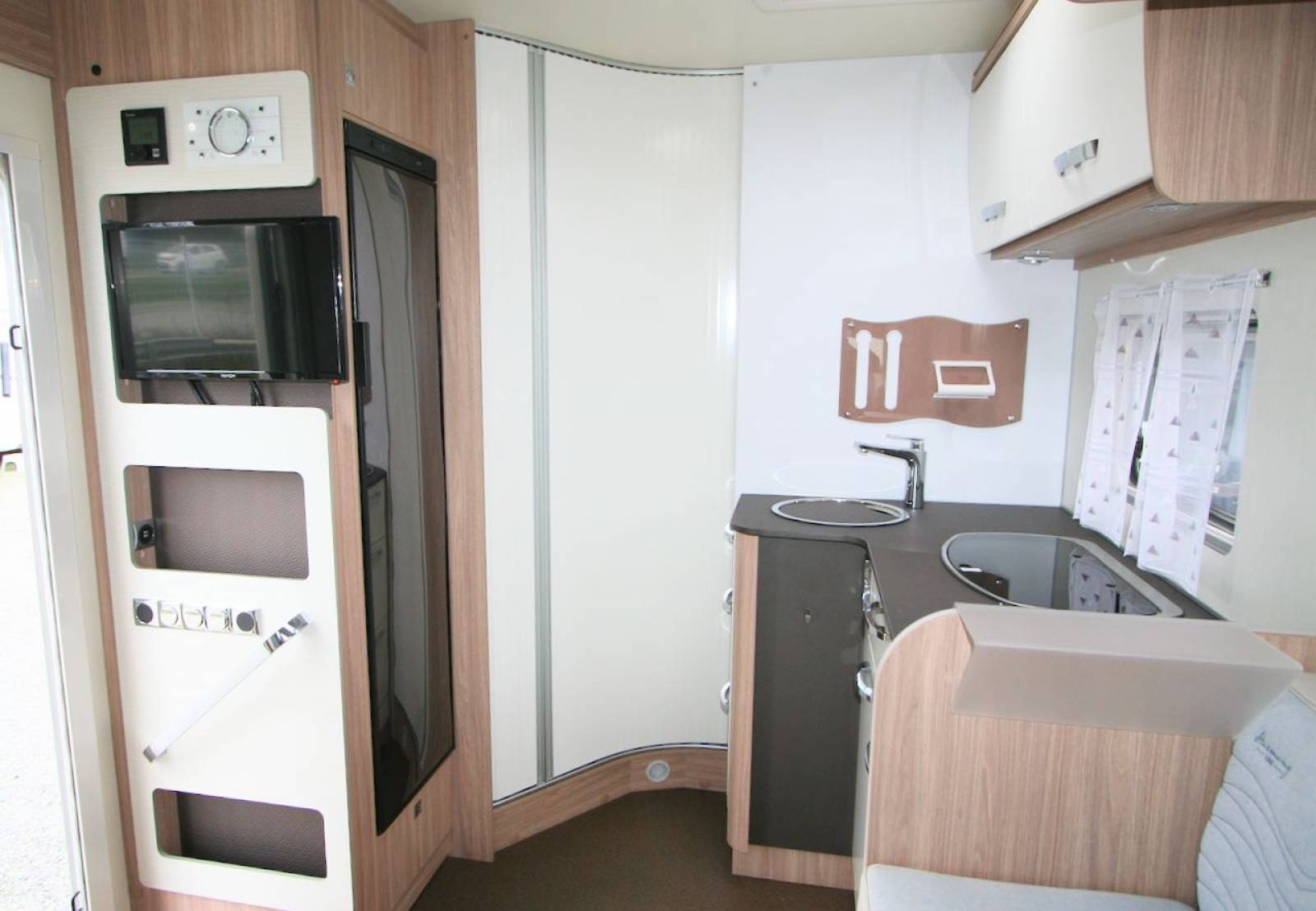 Vend Camping-car profilé d'occasion presque neuf, Maxi-salon, face à face, Bürstner T 680 G Delfin Harmony Line, à Roques proche de Toulouse 31