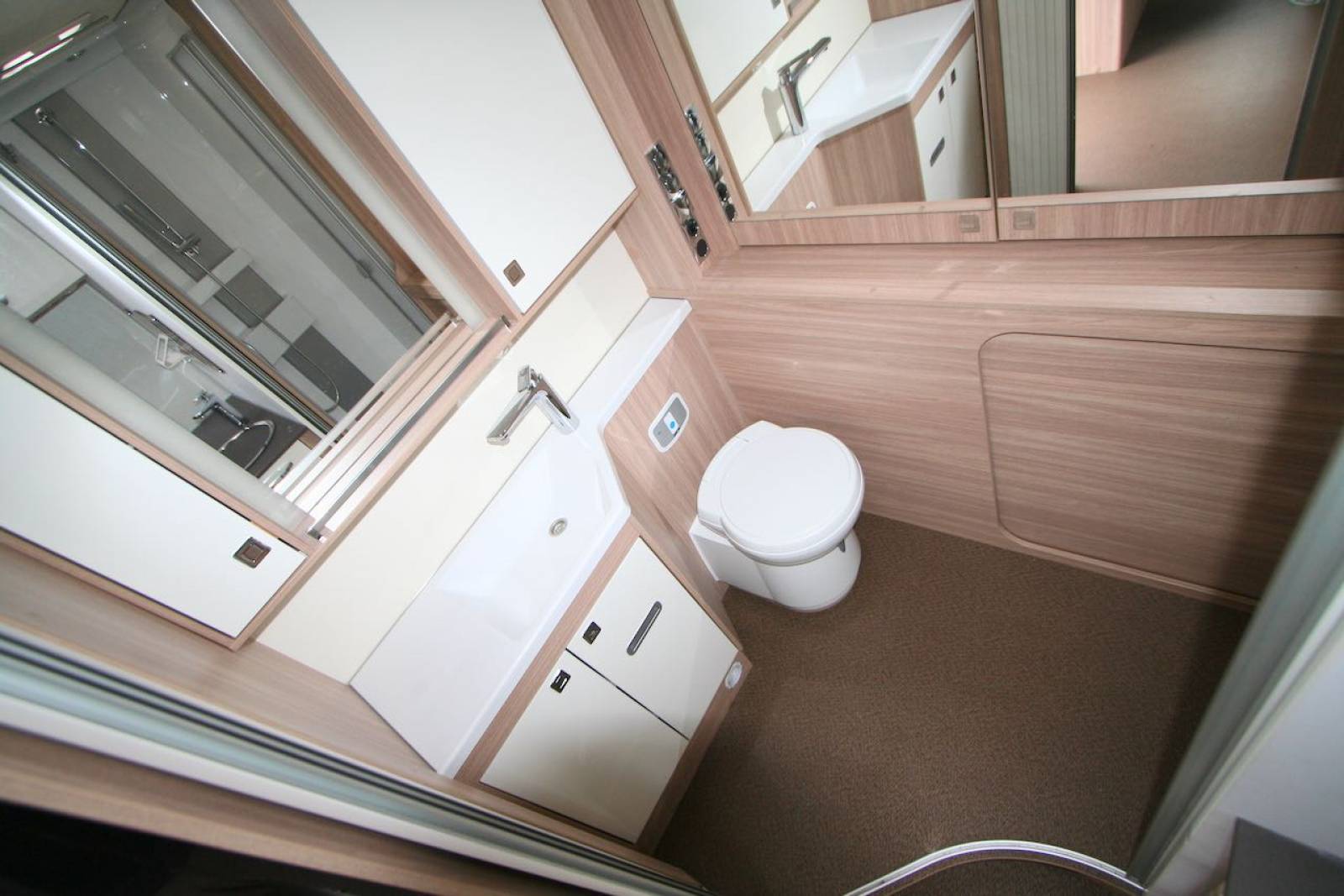 Vend Camping-car profilé d'occasion presque neuf, Maxi-salon, face à face, Bürstner T 680 G Delfin Harmony Line, à Roques proche de Toulouse 31