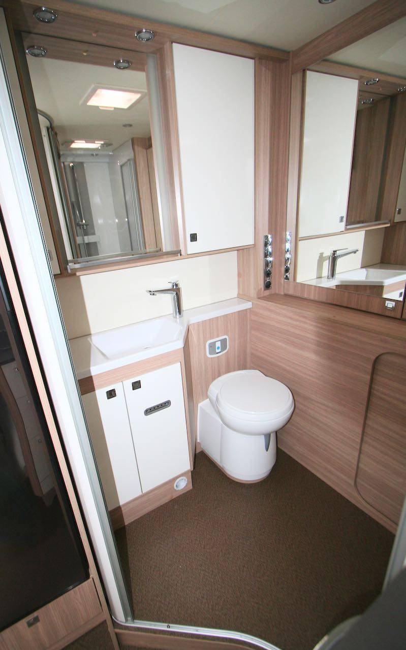 Camping-car profilé d'occasion presque neuf, Maxi-salon, face à face, Bürstner T 680 G Delfin Harmony Line, à Roques proche de Toulouse 31