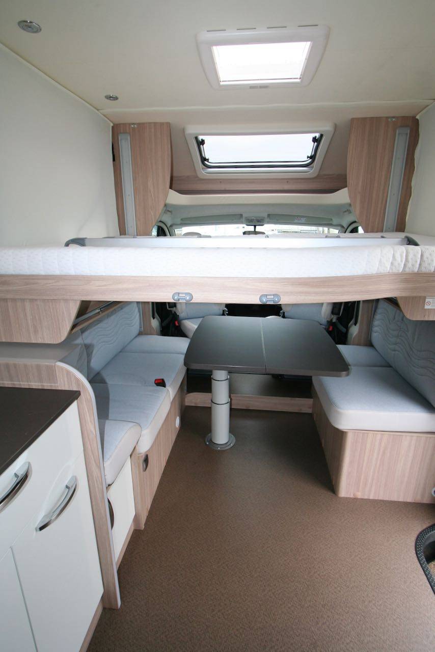 Camping-car profilé d'occasion presque neuf, Maxi-salon, face à face, Bürstner T 680 G Delfin Harmony Line, à Roques proche de Toulouse 31