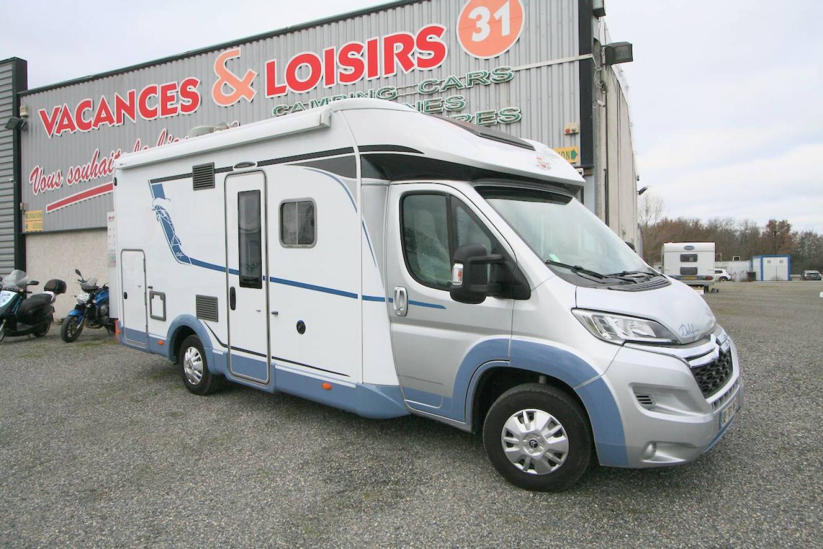 Camping-car profilé d'occasion presque neuf, Maxi-salon, face à face, Bürstner T 680 G Delfin Harmony Line, à Roques proche de Toulouse 31