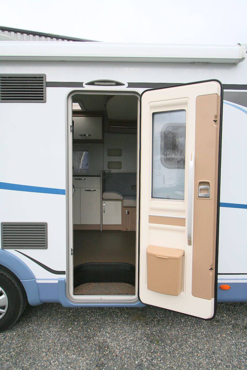 Camping-car profilé d'occasion presque neuf, Maxi-salon, face à face, Bürstner T 680 G Delfin Harmony Line, à Roques proche de Toulouse 31