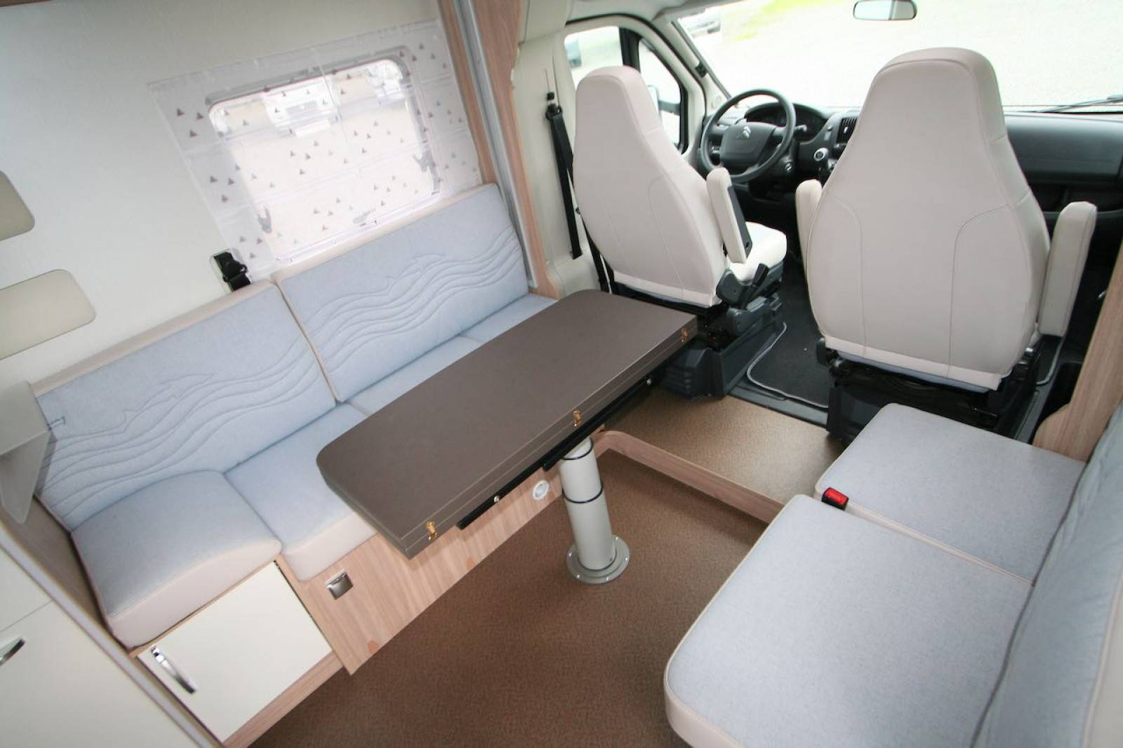 Camping-car profilé d'occasion presque neuf, Maxi-salon, face à face, Bürstner T 680 G Delfin Harmony Line, à Roques proche de Toulouse 31