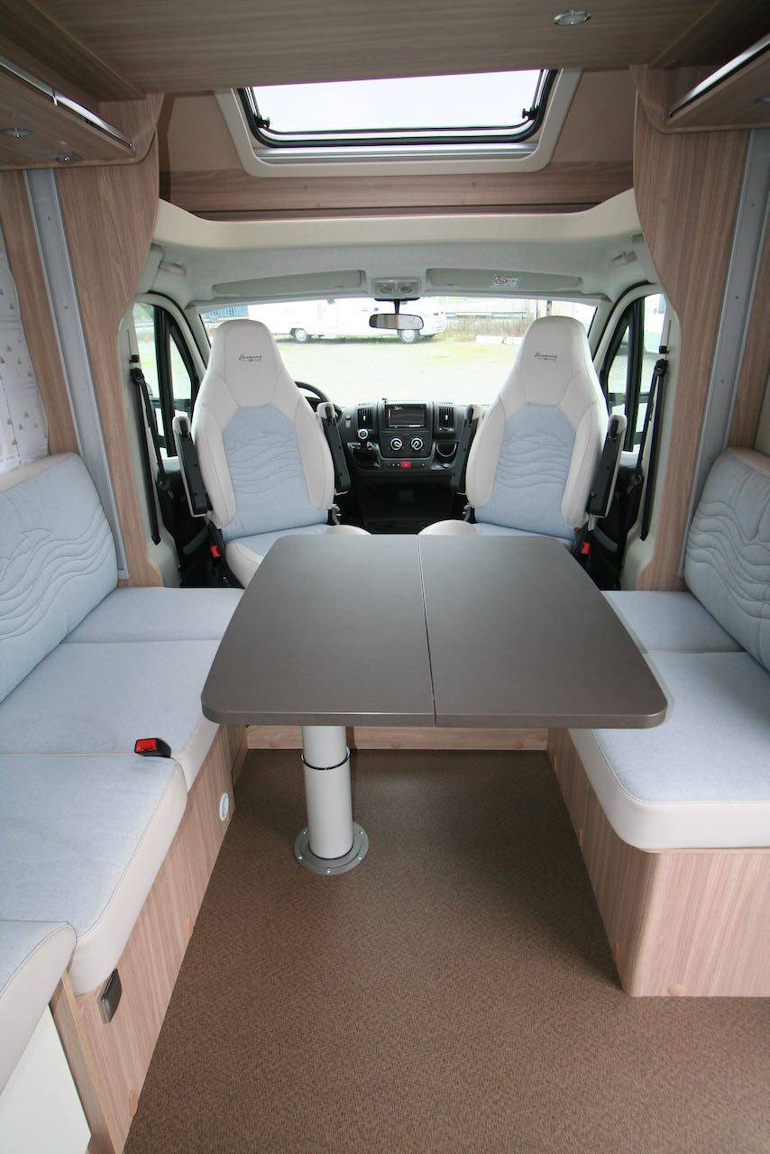 Vend Camping-car profilé d'occasion presque neuf, Maxi-salon, face à face, Bürstner T 680 G Delfin Harmony Line, à Roques proche de Toulouse 31