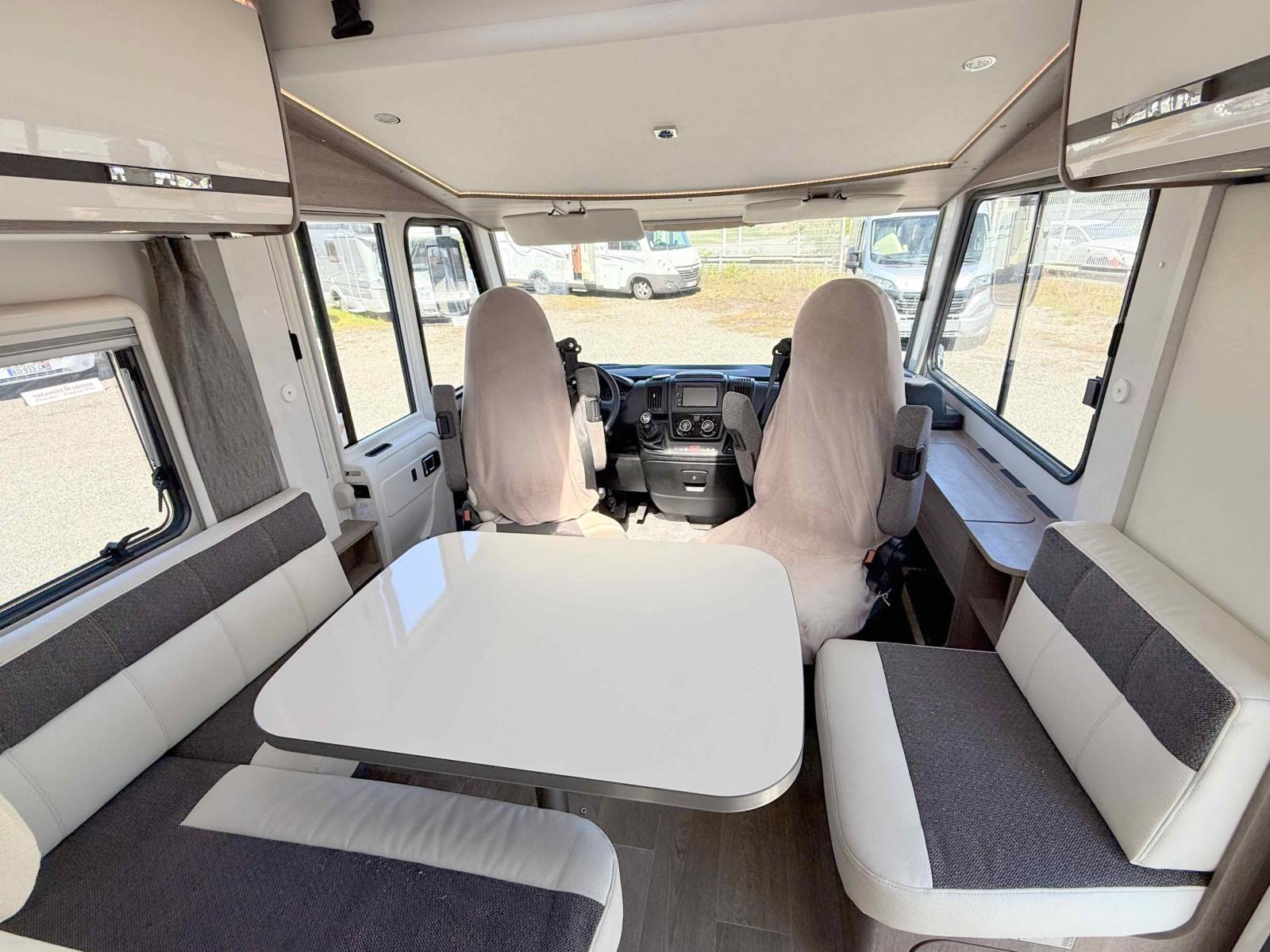 Camping-car intégral occasion, lit central et de pavillon, Dethleffs Trend I 7057 DBM, chez Vacances et Loisirs à Roques, Midi-Pyrénées.