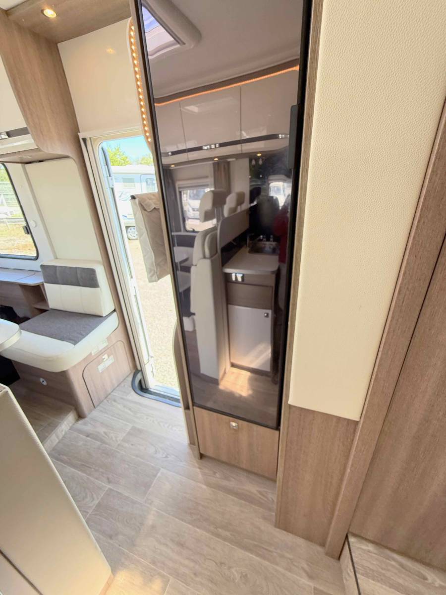 Camping-car intégral occasion, lit central et de pavillon, Dethleffs Trend I 7057 DBM, chez Vacances et Loisirs à Roques, Midi-Pyrénées.