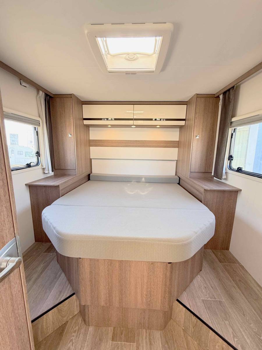 Achat Camping-car intégral occasion, lit central et de pavillon, Dethleffs Trend I 7057 DBM, chez Vacances et Loisirs à Roques, Midi-Pyrénées.