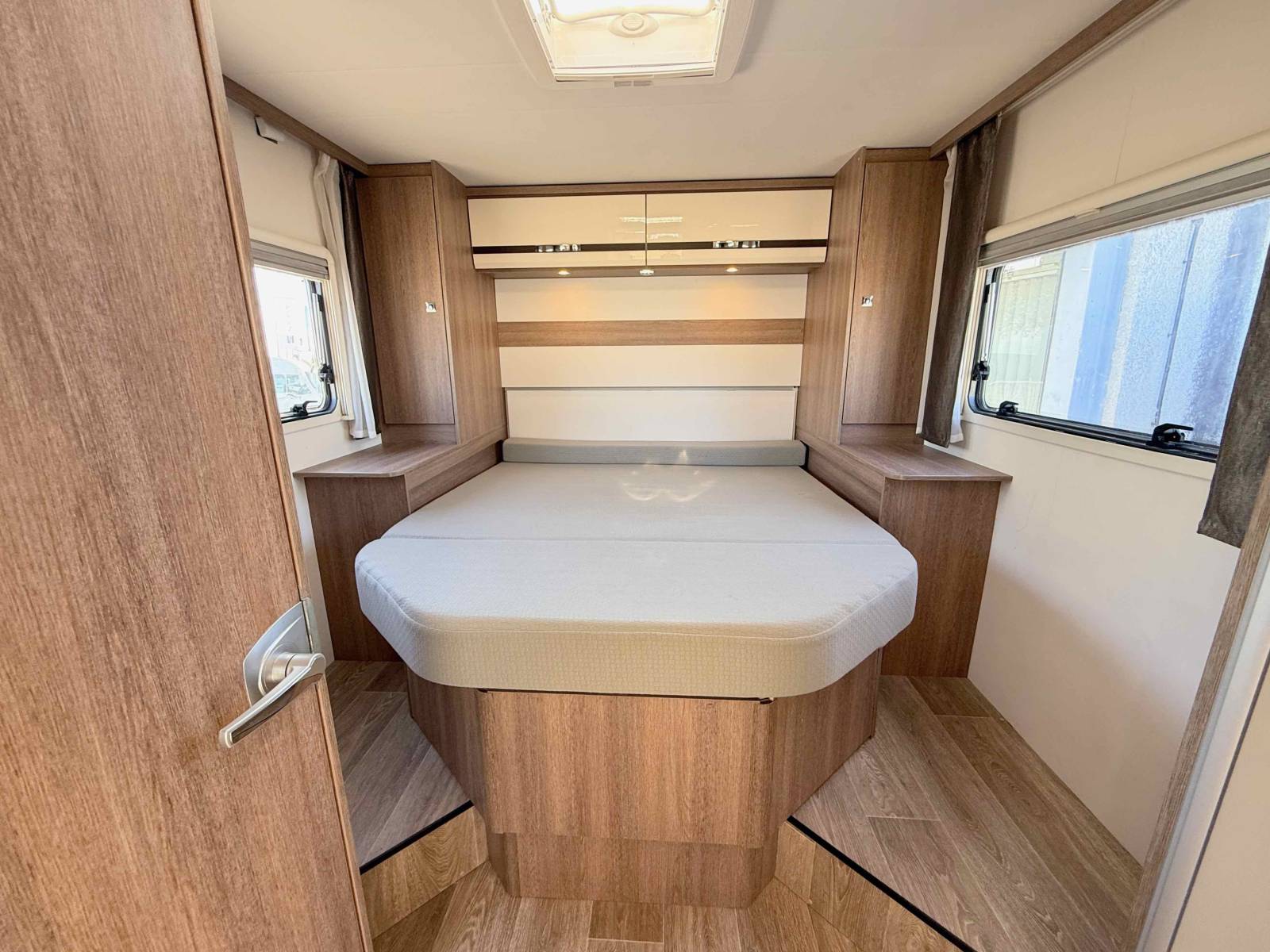 Camping-car intégral occasion, lit central et de pavillon, Dethleffs Trend I 7057 DBM, chez Vacances et Loisirs à Roques, Midi-Pyrénées.