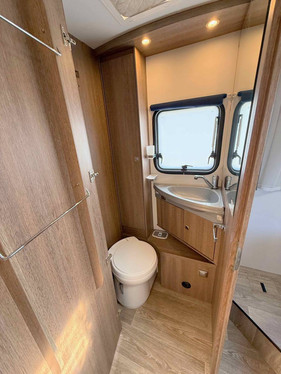 Achat Camping-car intégral occasion, lit central et de pavillon, Dethleffs Trend I 7057 DBM, chez Vacances et Loisirs à Roques, Midi-Pyrénées.