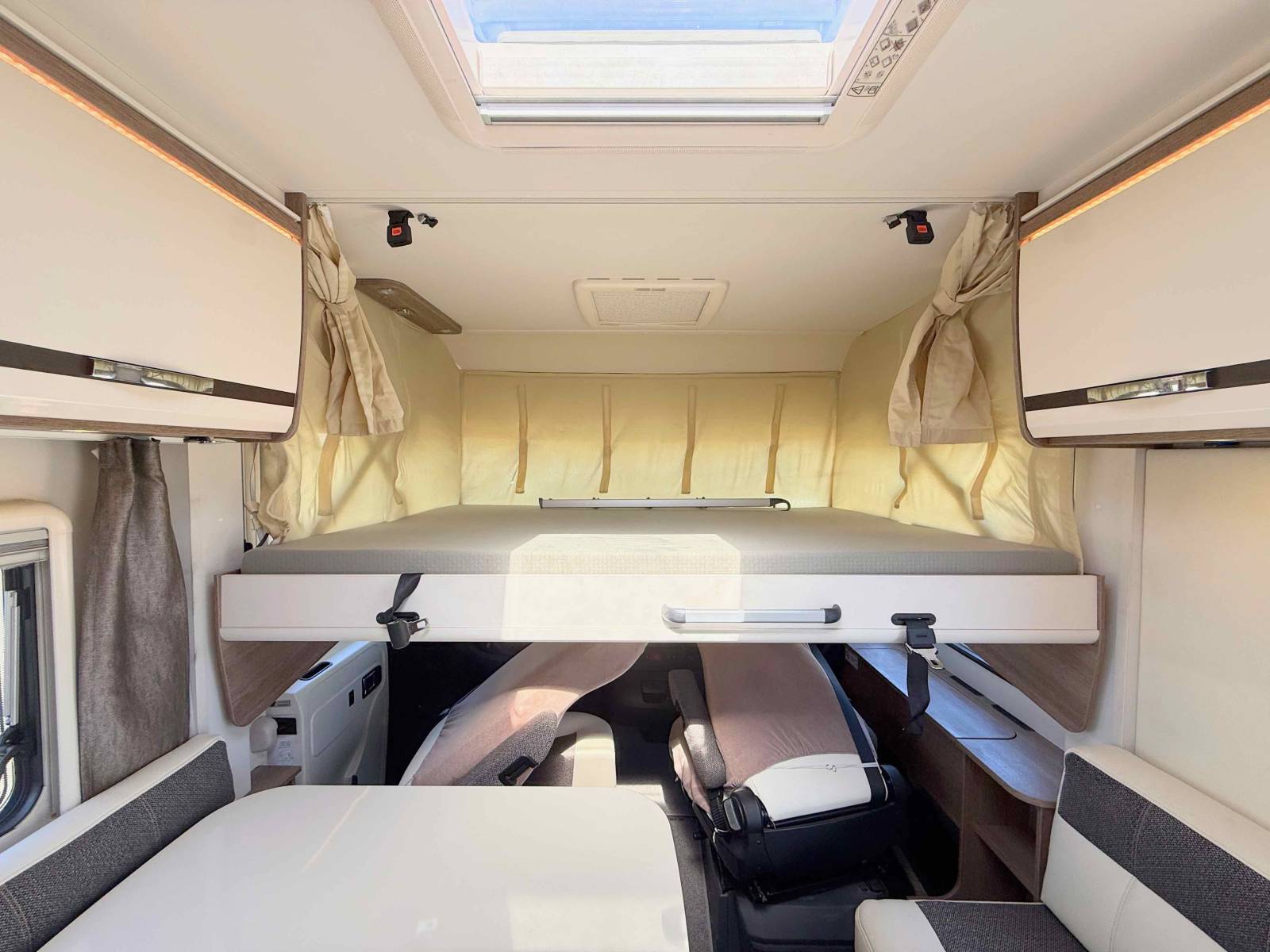 Camping-car intégral occasion, lit central et de pavillon, Dethleffs Trend I 7057 DBM, à Roques, Midi-Pyrénées.