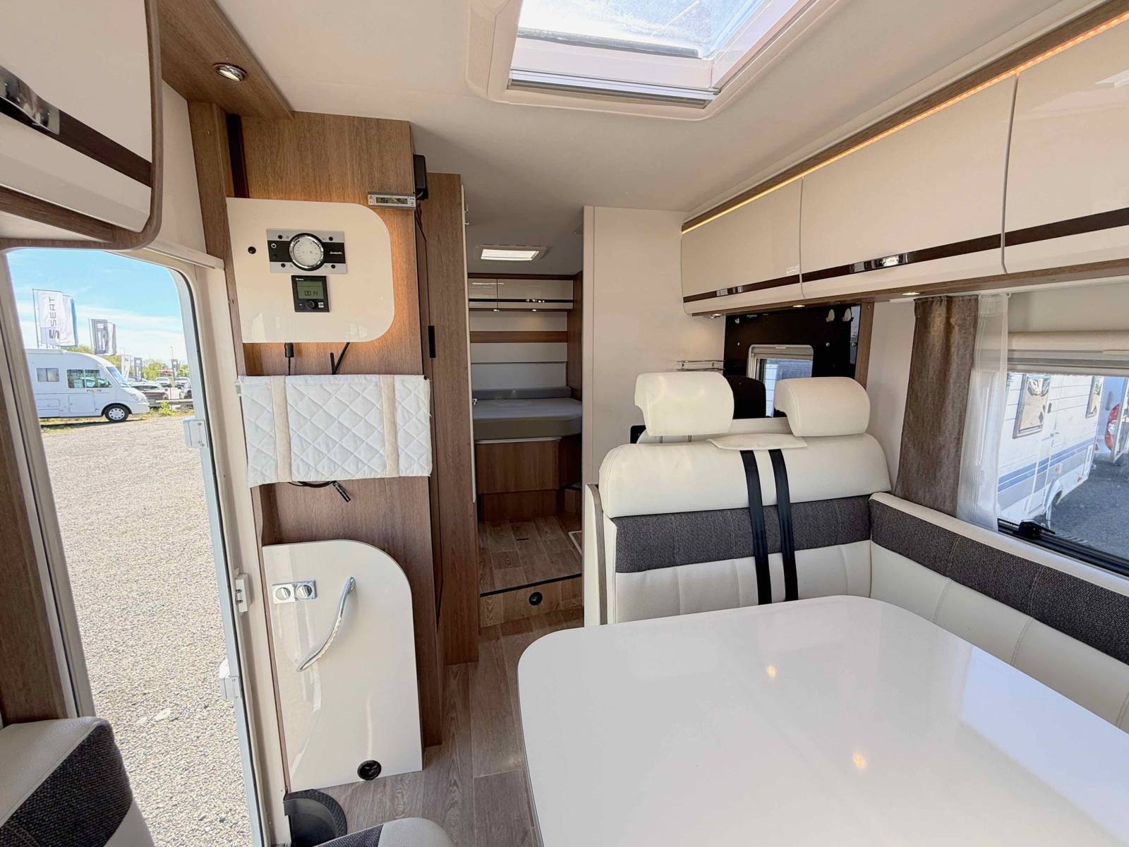 Vend Camping-car intégral occasion, lit central et de pavillon, Dethleffs Trend I 7057 DBM, à Roques, Midi-Pyrénées.