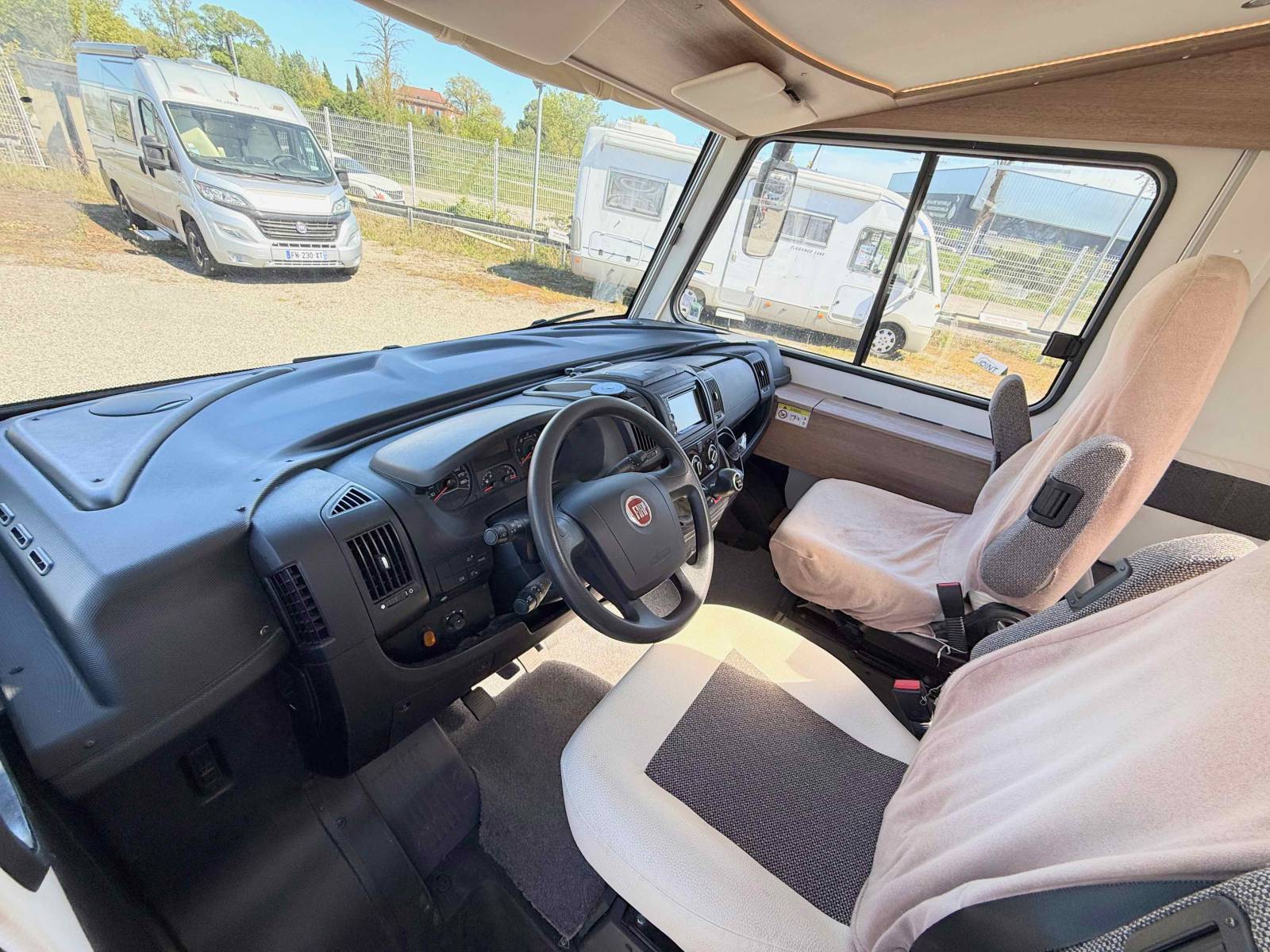 Achat Camping-car intégral occasion, lit central et de pavillon, Dethleffs Trend I 7057 DBM, à Roques, Midi-Pyrénées.