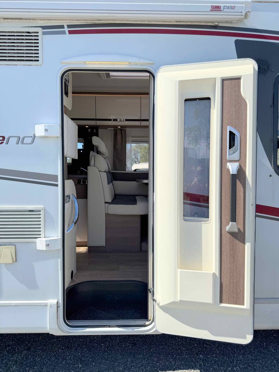 Achat Camping-car intégral occasion, lit central et de pavillon, Dethleffs Trend I 7057 DBM, à Roques, Midi-Pyrénées.