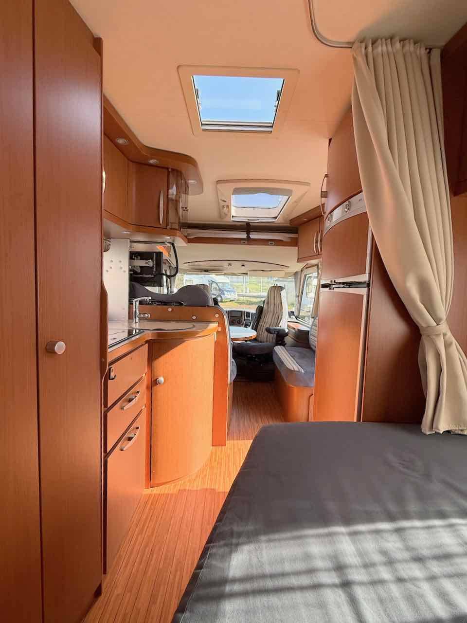 Superbe Camping-car Intégral Occasion, Lit à la française, 4 couchages, Eriba Jet 653 , chez Vacances et Loisirs spécialiste du camping-car d'occasion à Roques, proche de Toulouse (31)
