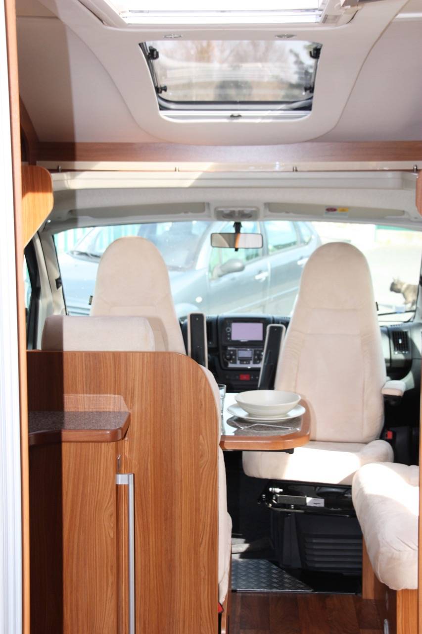 Location Camping-car profilé pour 2, lits jumeaux, tout compris, sur Bordeaux et Toulouse