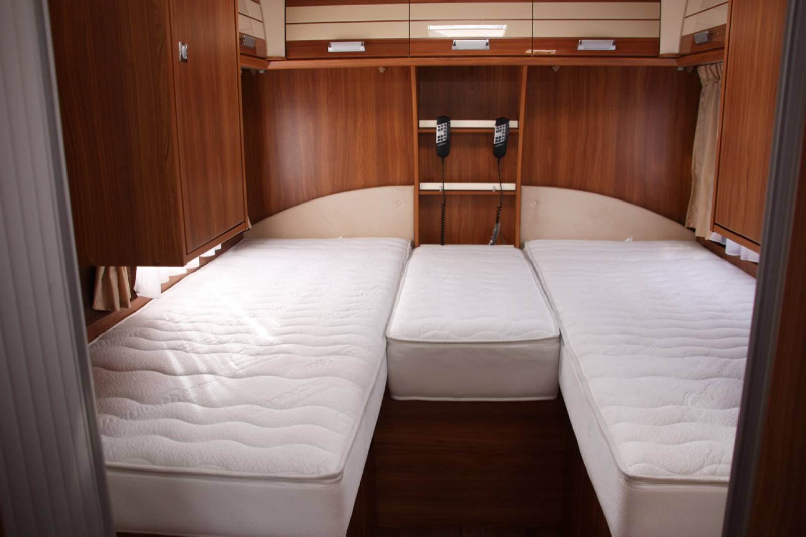 Location Camping-car profilé pour 2, lits jumeaux, tout compris, sur Bordeaux et Toulouse