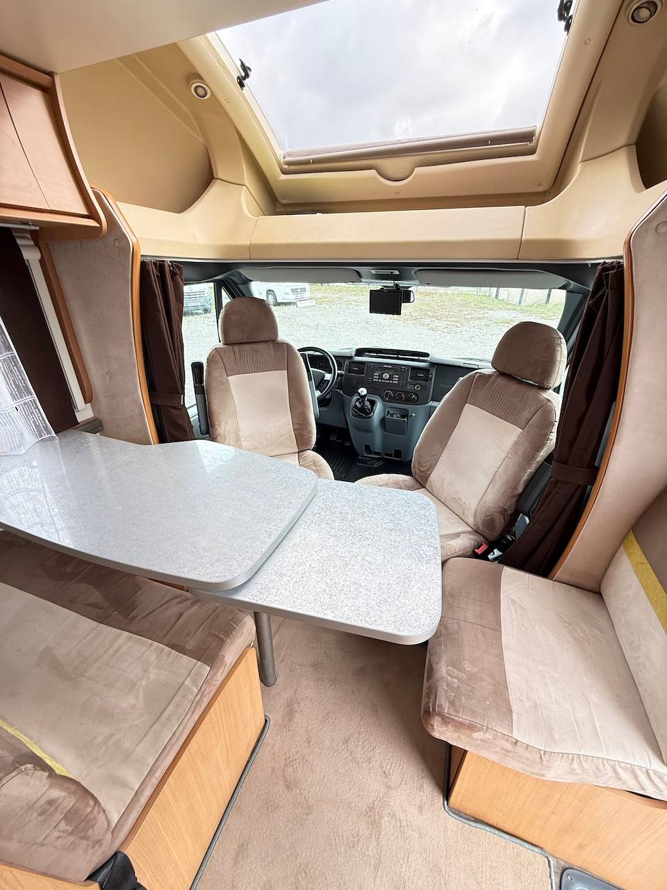 Vend Camping-car profilé occasion compact, lits jumeaux, 4 places, 3 couchages, lit de pavillon 1 place, Chausson flash 16, à Roques proche de Toulouse (31).