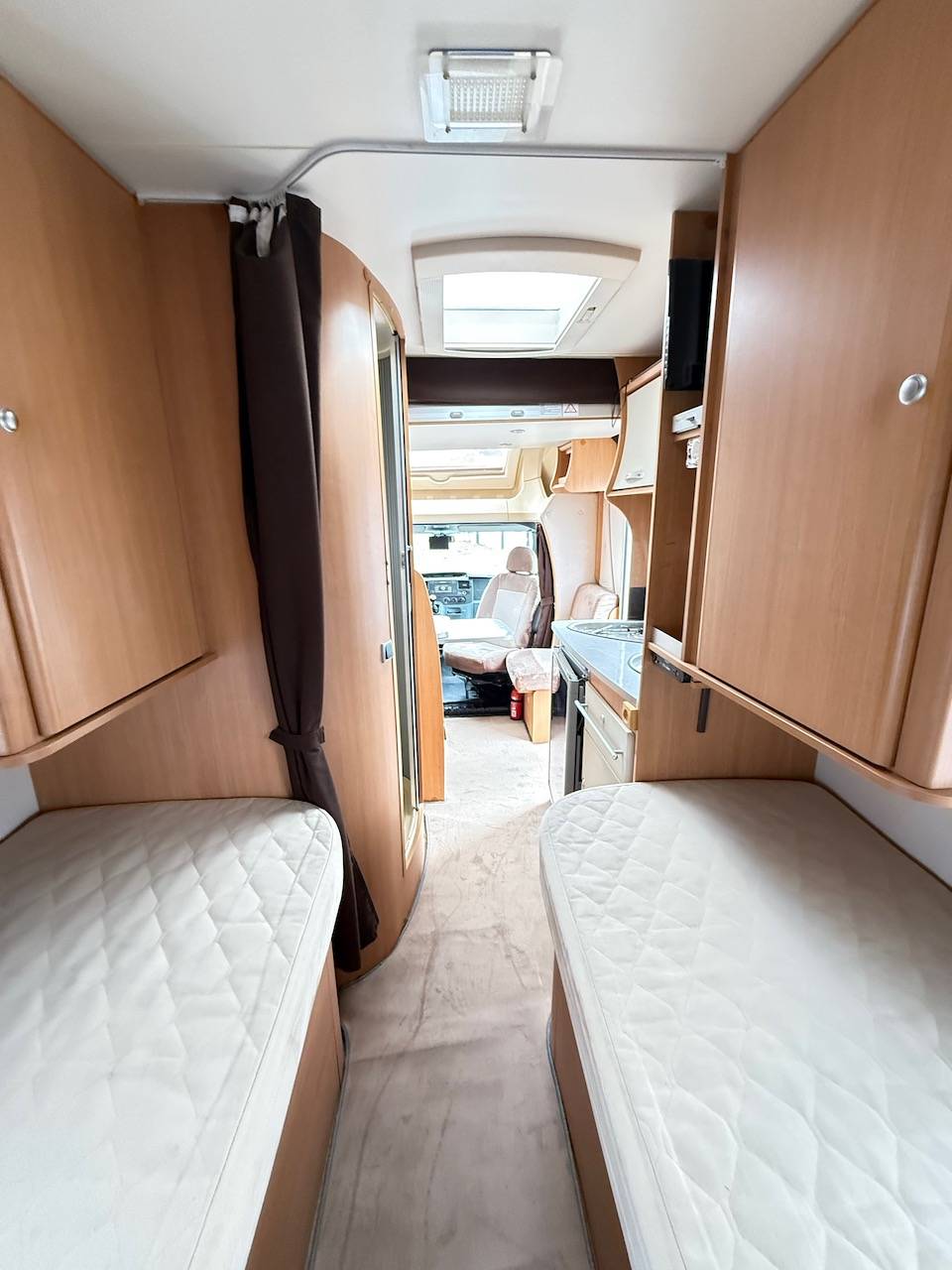 Camping-car profilé occasion compact, lits jumeaux, 4 places, 3 couchages, lit de pavillon 1 place, Chausson flash 16, à Roques proche de Toulouse (31).