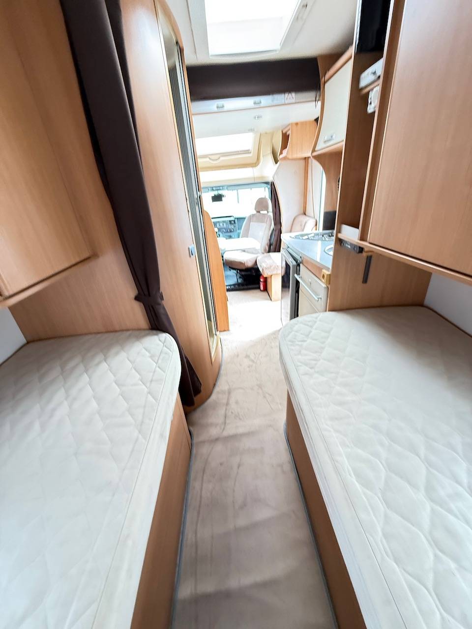 Achat Camping-car profilé occasion compact, lits jumeaux, 4 places, 3 couchages, lit de pavillon 1 place, Chausson flash 16, à Roques proche de Toulouse (31).