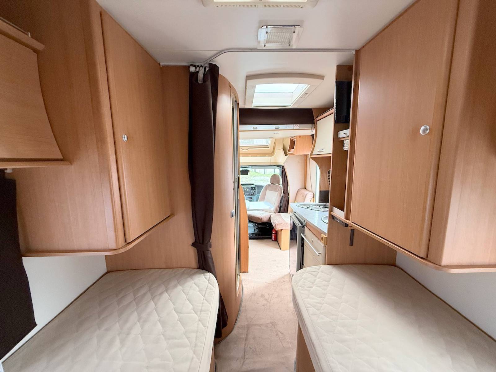 Vend Camping-car profilé occasion compact, lits jumeaux, 4 places, 3 couchages, lit de pavillon 1 place, Chausson flash 16, à Roques proche de Toulouse (31).