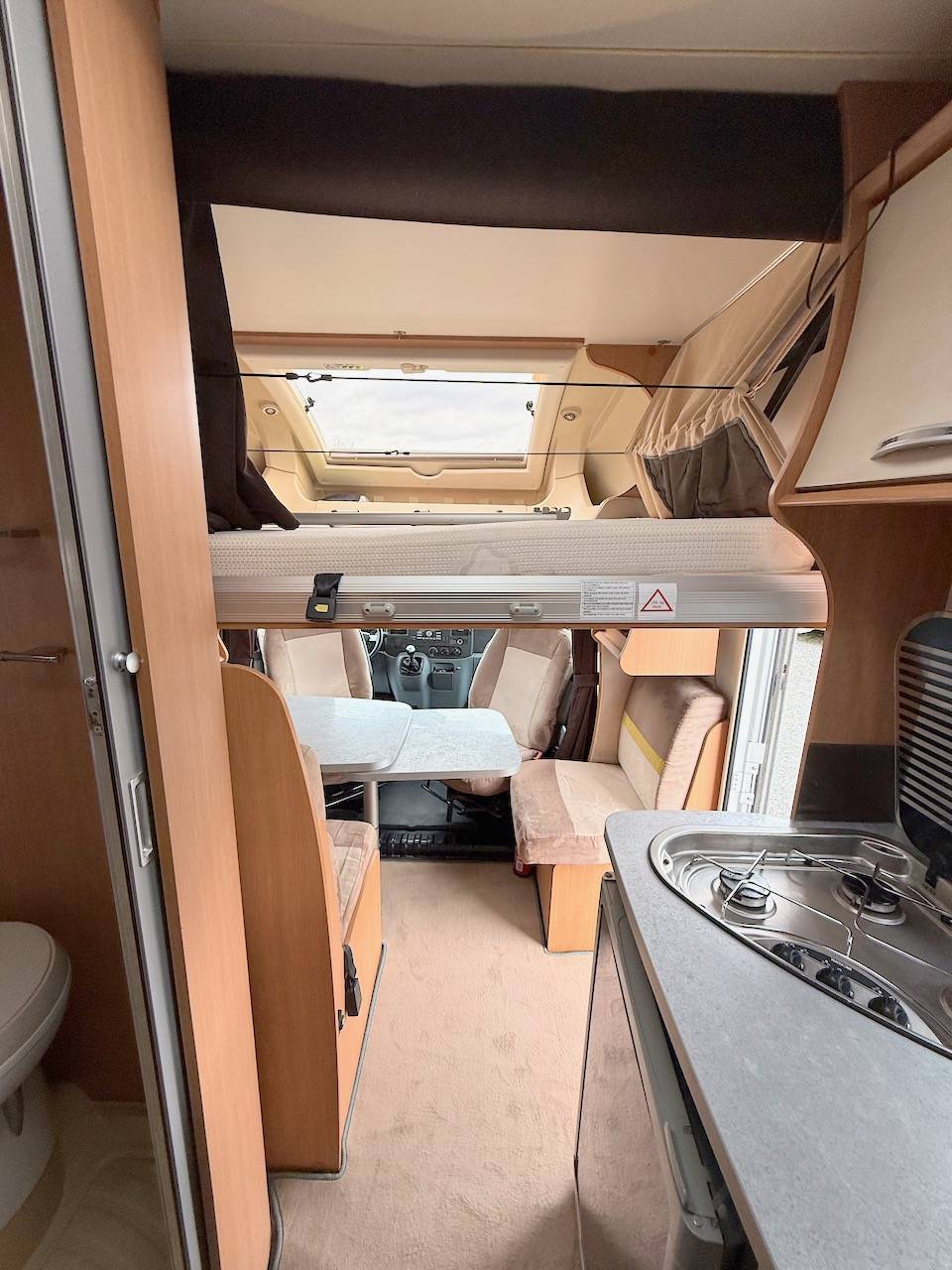 Achat Camping-car profilé occasion compact, lits jumeaux, 4 places, 3 couchages, lit de pavillon 1 place, Chausson flash 16, à Roques proche de Toulouse (31).