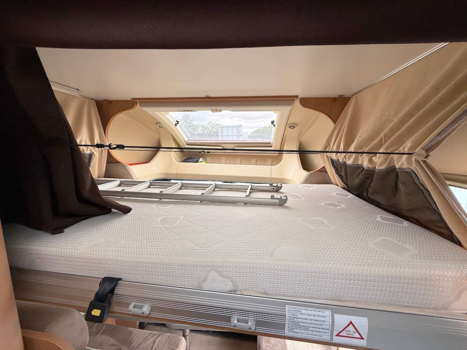 Vend Camping-car profilé occasion compact, lits jumeaux, 4 places, 3 couchages, lit de pavillon 1 place, Chausson flash 16, à Roques proche de Toulouse (31).