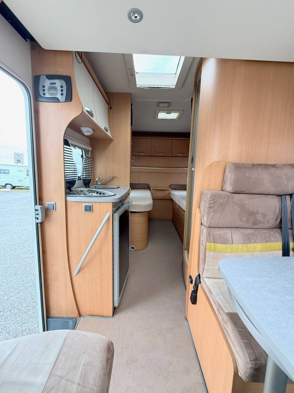 Vend Camping-car profilé occasion compact, lits jumeaux, 4 places, 3 couchages, lit de pavillon 1 place, Chausson flash 16, à Roques proche de Toulouse (31).