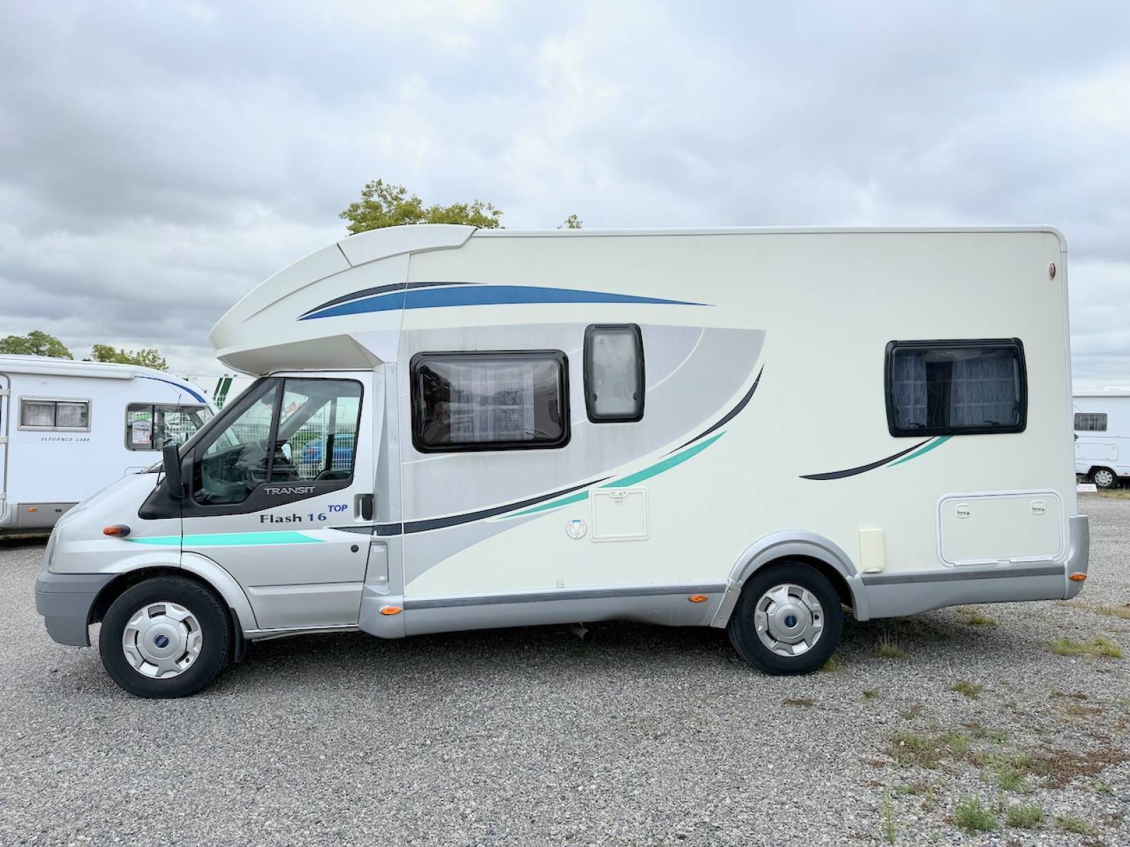 Camping-car profilé occasion compact, lits jumeaux, 4 places, 3 couchages, lit de pavillon 1 place, Chausson flash 16, à Roques proche de Toulouse (31).