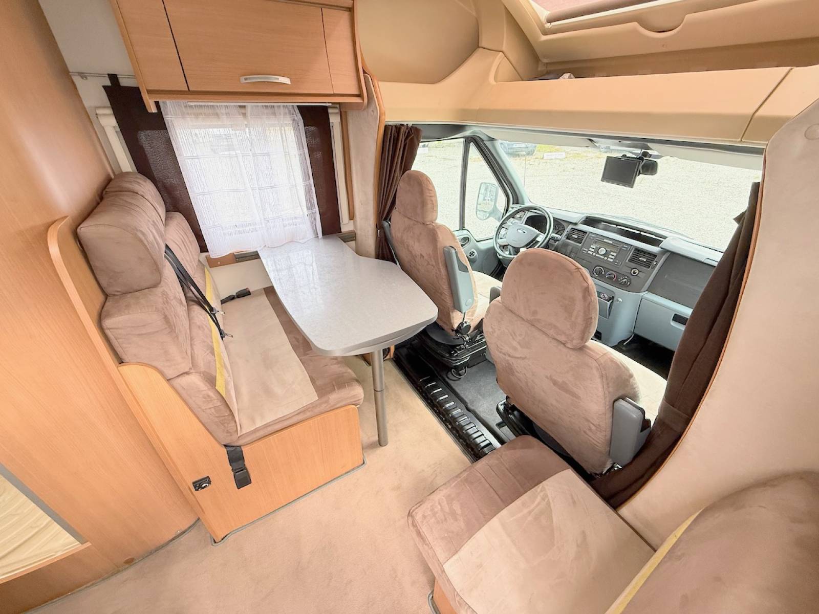 Vend Camping-car profilé occasion compact, lits jumeaux, 4 places, 3 couchages, lit de pavillon 1 place, Chausson flash 16, à Roques proche de Toulouse (31).