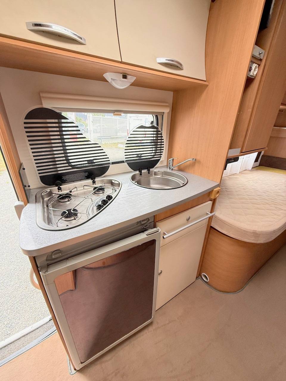 Achat Camping-car profilé occasion compact, lits jumeaux, 4 places, 3 couchages, lit de pavillon 1 place, Chausson flash 16, à Roques proche de Toulouse (31).