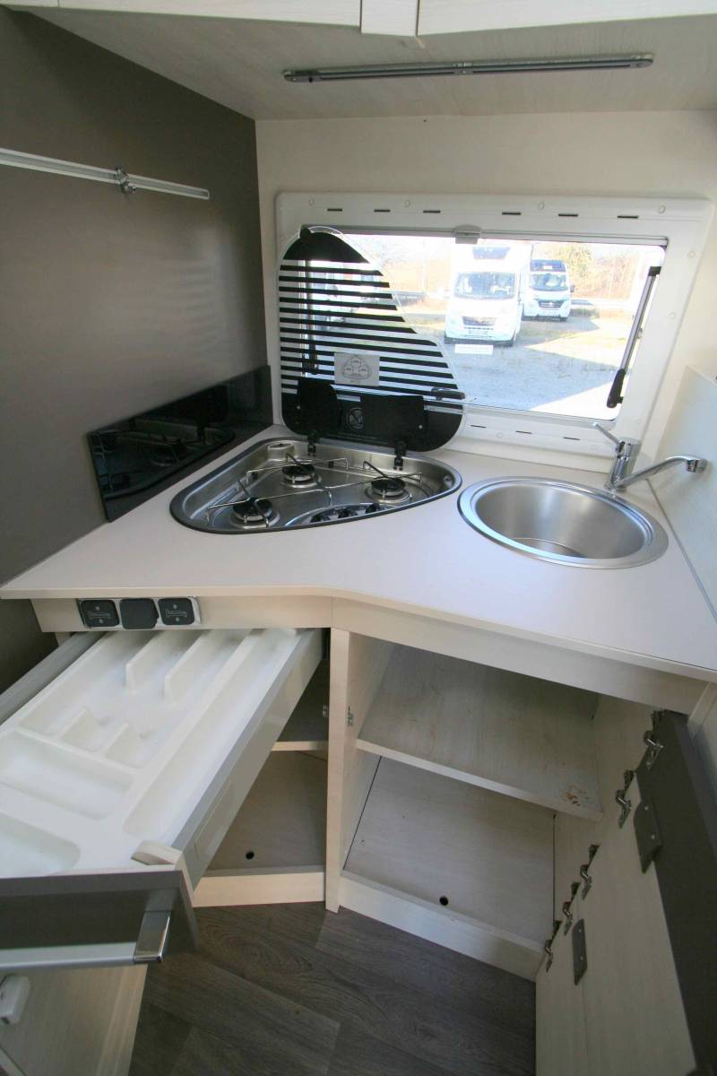 Vend Camping-car profilé occasion, 5 places, 6 couchages, lits superposés et lit de pavillon, Chausson Flash 716 à Roques proche de Toulouse (31)