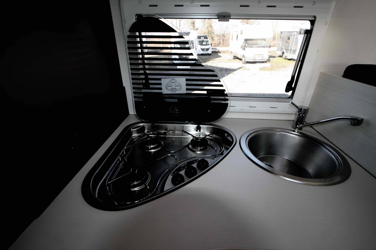 Achat Camping-car profilé occasion, 5 places, 6 couchages, lits superposés et lit de pavillon, Chausson Flash 716 à Roques proche de Toulouse (31)