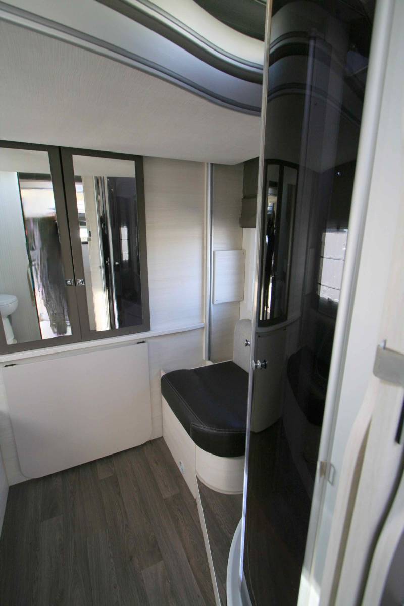 Achat Camping-car profilé occasion, 5 places, 6 couchages, lits superposés et lit de pavillon, Chausson Flash 716 à Roques proche de Toulouse (31)