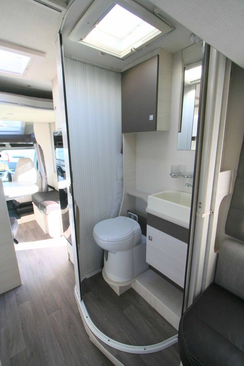 Camping-car profilé occasion, 5 places, 6 couchages, lits superposés et lit de pavillon, Chausson Flash 716 à Roques proche de Toulouse (31)