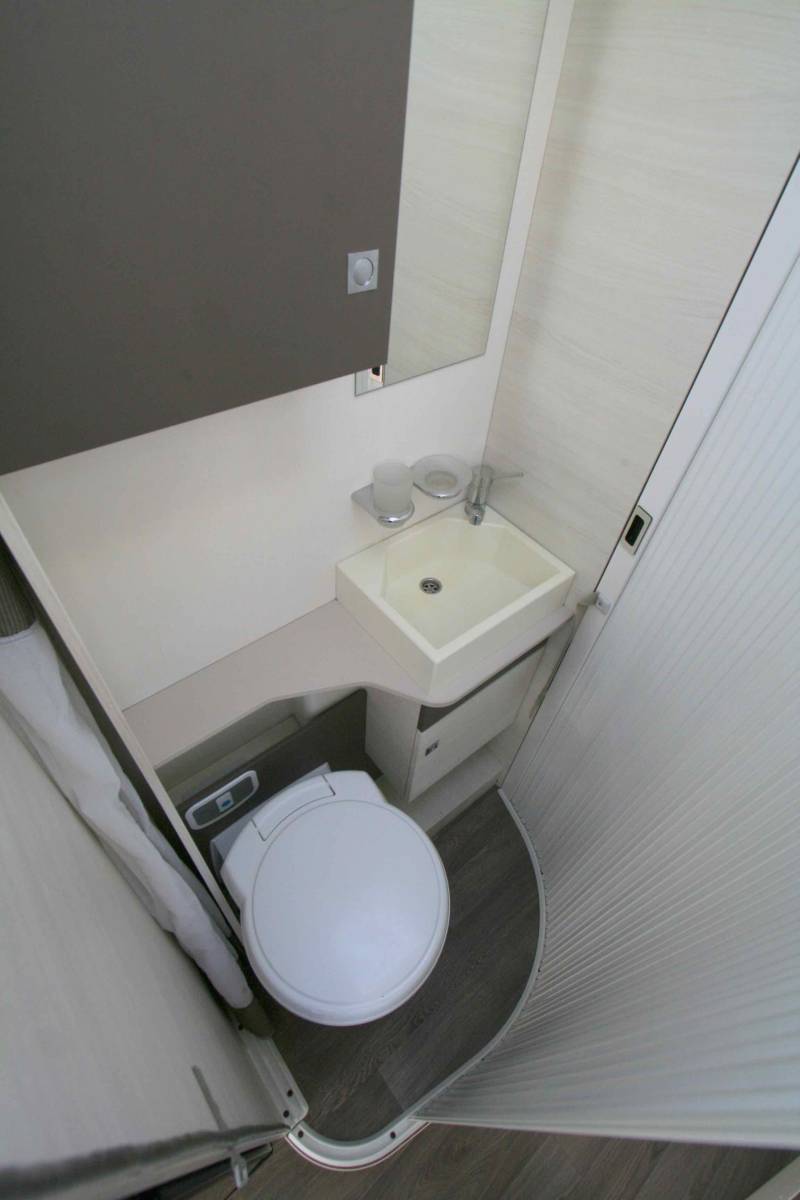 Achat Camping-car profilé occasion, 5 places, 6 couchages, lits superposés et lit de pavillon, Chausson Flash 716 à Roques proche de Toulouse (31)