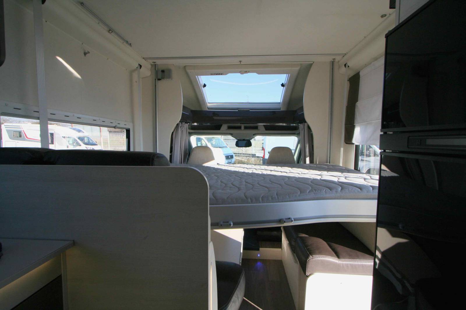 Camping-car profilé occasion, 5 places, 6 couchages, lits superposés et lit de pavillon, Chausson Flash 716 à Roques proche de Toulouse (31)