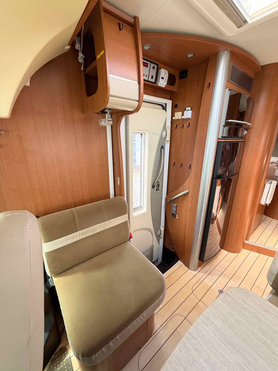 Camping-car intégral occasion, lit central et de pavillon, Pilote G 741 LC, chez Vacances et Loisirs à Roques proche de Toulouse (31)