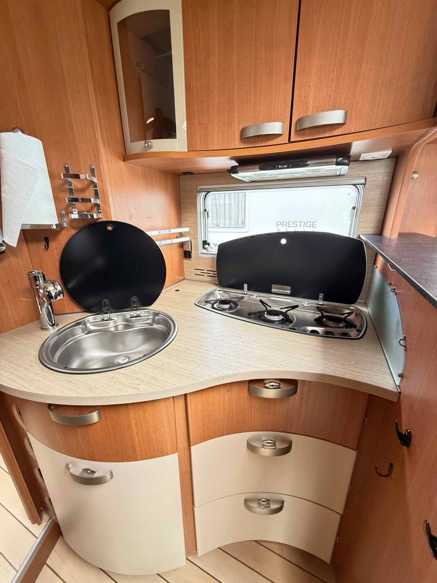 Camping-car intégral occasion, lit central et de pavillon, Pilote G 741 LC, chez Vacances et Loisirs à Roques proche de Toulouse (31)